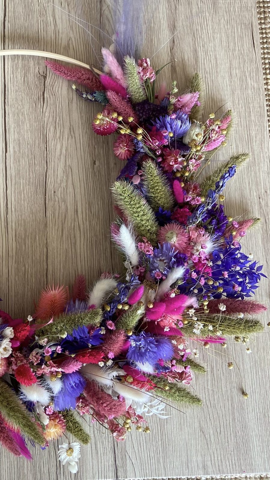 Bunter Trockenblumen-Hoop mit rosa, lila und grünen Blüten